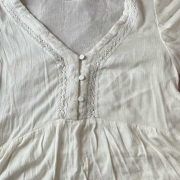 Beige top. High to low fitting. Thin material perfect for warm weather - Picture 2 of 2